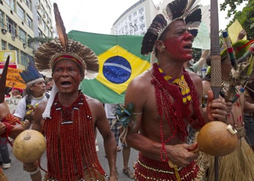 Associated Press/Silvia Izquierdo - Brazilians protest against the privatization of the Maracana stadium, in Rio de Janeiro, Brazil, Saturday, Dec. 1, 2012.   Ερώτημα Συντάκτη : Ποια είναι η θέση του Σύριζα για το "ξεπούλημα" του ιστορικού  Μαρακανά;